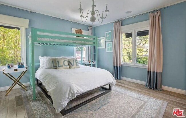 Building Photo - 1514 Sunset Plaza Dr