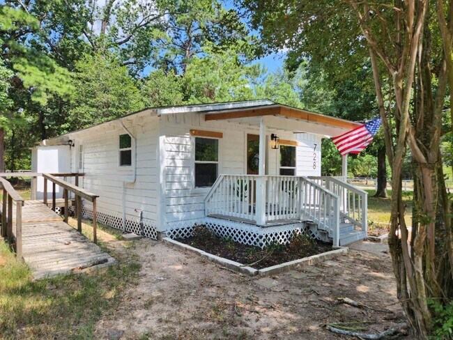 Building Photo - 728 Hudson Rd