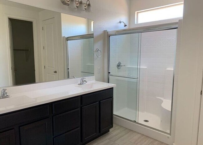 Building Photo - This stunning 4-bedroom, 2-bathroom home l...