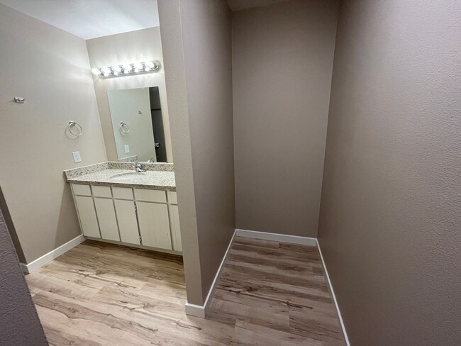 Building Photo - Spacious lower unit in refurbished duplex