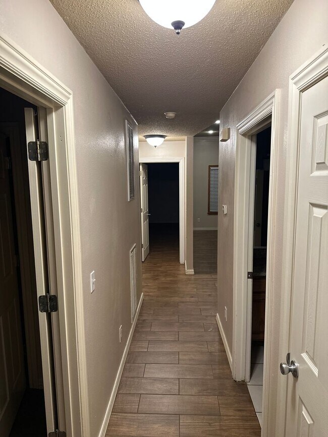 Building Photo - Available August 1st! 3-Bedroom, 2-Bathroom Home in East Rogers