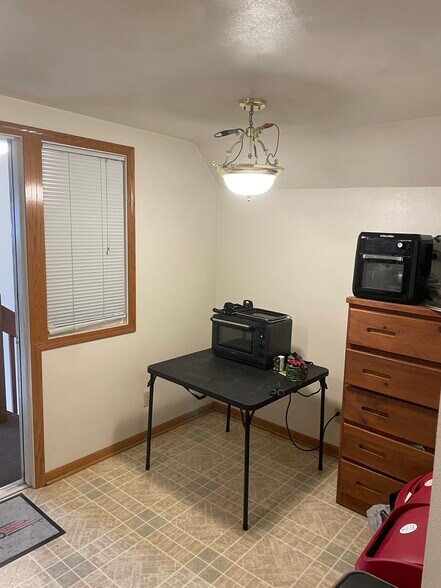 Building Photo - 521 N Badger Ave