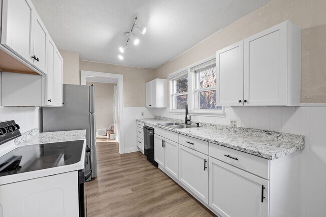 Building Photo - Updated 4-Bedroom 1.5-Bathroom Home in Minneapolis