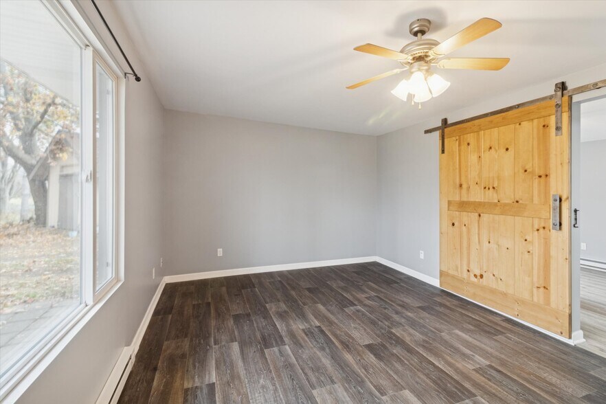 Building Photo - 671 W Clark Rd