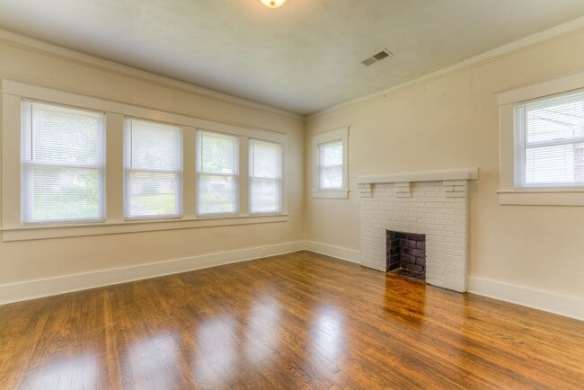 Building Photo - Beautiful renovation with master suite!