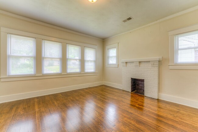 Building Photo - Newer renovation with ensuite bathroom!