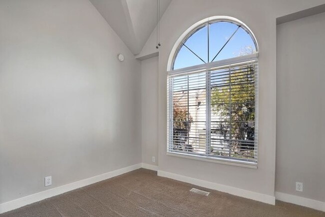 Building Photo - Spacious 2 Bed 1.5 Bath Townhome in Murray ! $500 Amazon Gift Card!