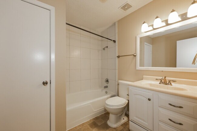 Building Photo - 831 Nature Dr