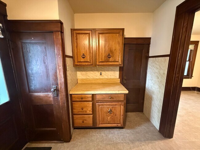 Building Photo - 4 Bedroom Home