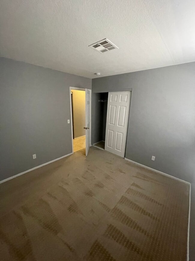 Building Photo - 3 BEDROOM 2 BATH HOUSE