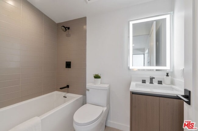 Building Photo - 857 N Detroit St