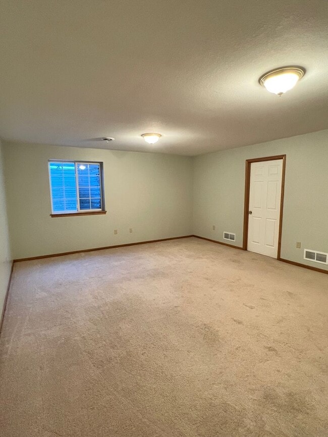 Building Photo - Available Now – Spacious 4 Bedroom / 3 Bat...
