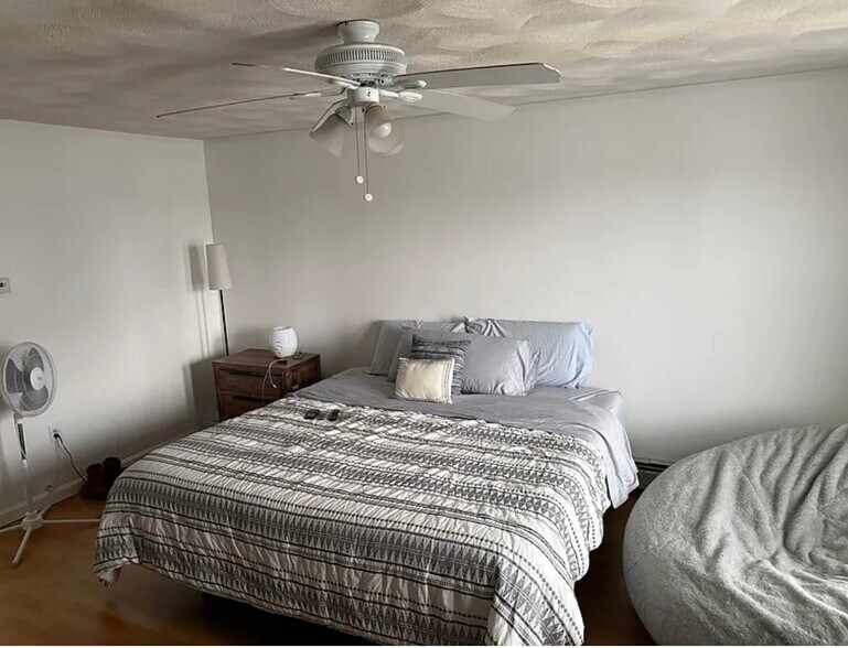 Primary bedroom - 294 Grosvenor Ave