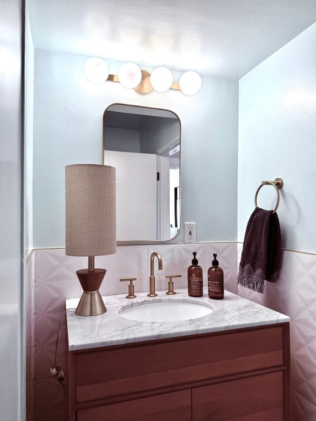 Building Photo - Charming Hollywood Hills–Adjacent 2BR Home w/ Garage | Prime 90046 Location