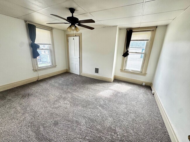 Building Photo - Welcome Home to 1101 Fredonia!