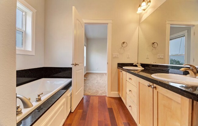 Building Photo - This Gorgeous Townhome has 3 Bedrooms, 3 1...
