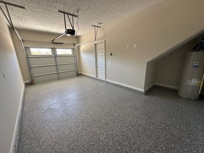 Building Photo - 4 Bed 3 Bath Townhome Near The Heart Of Shelbyville