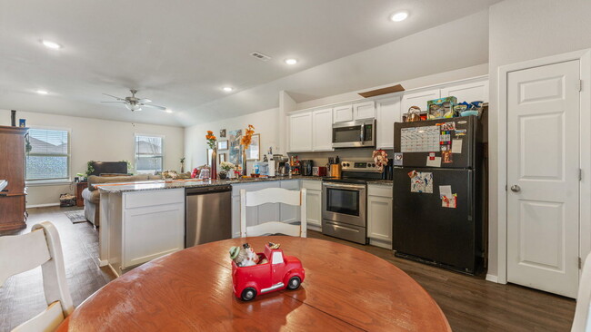 Building Photo - "Homey 3-Bed Oasis with Granite Elegance o...