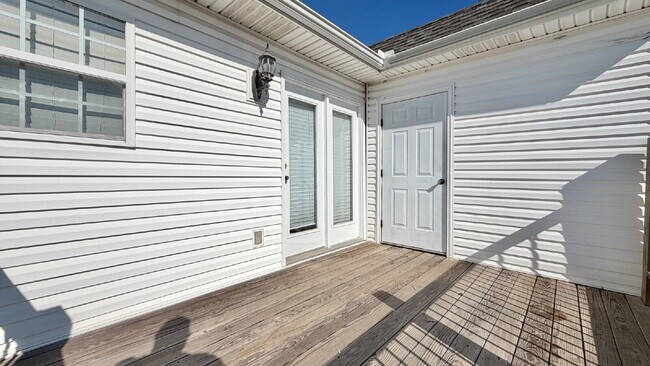 Building Photo - Special: 2BR, 1 1/2 BA condo, upstairs unit. $300 off for a lease starting 3/1/26 or sooner. (Ple...