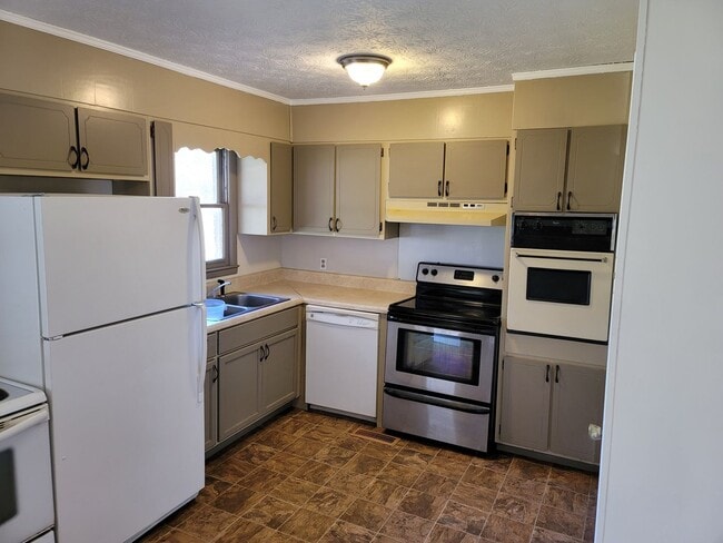 Building Photo - Large 4 bedroom 2 bath home in a great nei...
