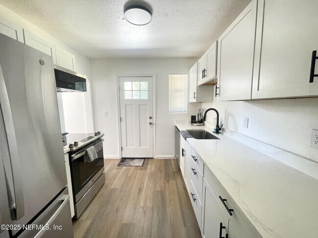 Building Photo - 5949 Maple Leaf Dr N