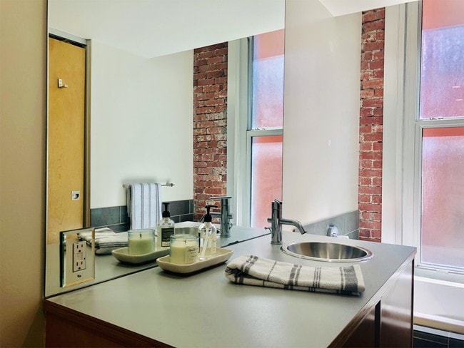 Building Photo - 1803 Wyandotte St