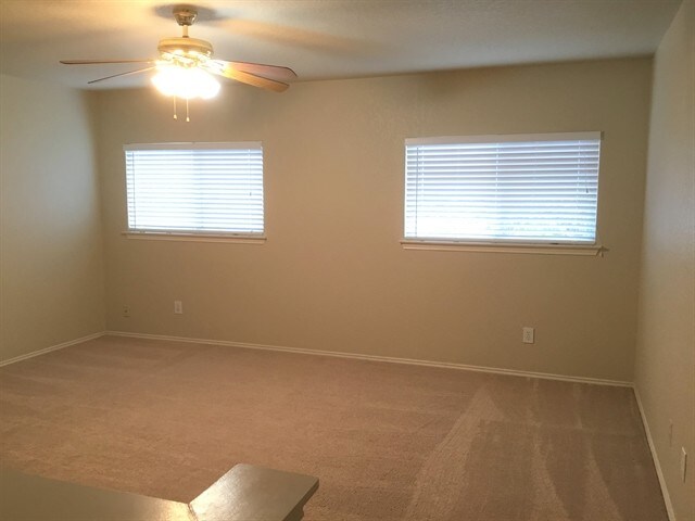 Building Photo - 10423 Manor Crk