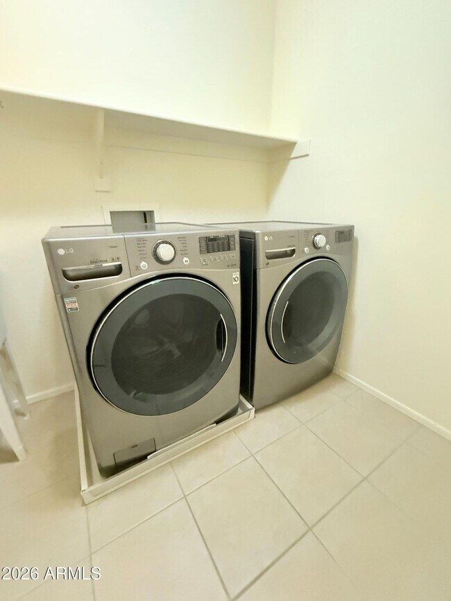 Building Photo - 3663 E Sparrow Pl