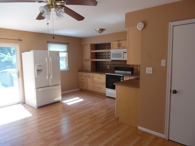 Building Photo - 3BR Townhome - Northampton School District