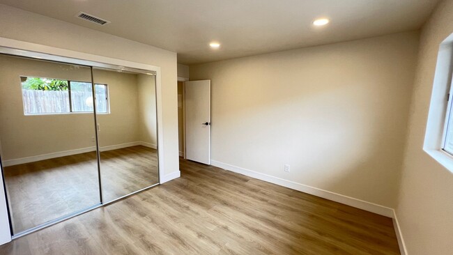 Building Photo - Beautifully Remodeled 1 Bedroom Condo in O...