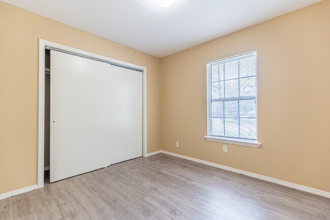 Building Photo - 303 Villareal St