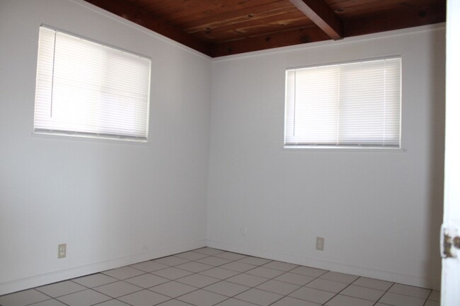 Building Photo - 527 Vaqueros Ave