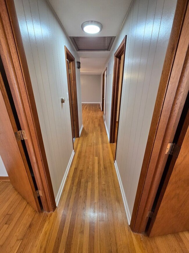 Building Photo - 3-4 bedroom ranch with attached garage, fe...