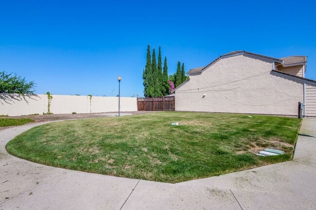 Building Photo - Hardwood Floors- A/C- Full Bedroom and Bath on First Floor: Fresh Paint