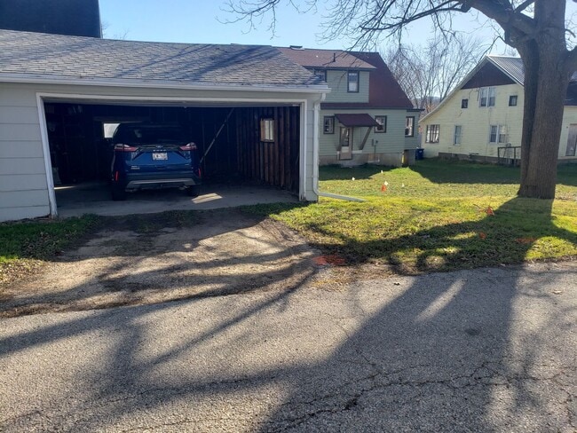 Building Photo - 2- Bedroom, 1- Bath Upper Unit in Hillsboro