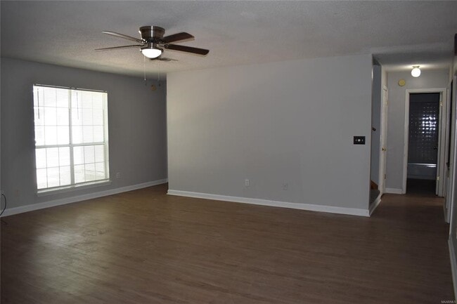 Building Photo - 3001 Sutton Dr