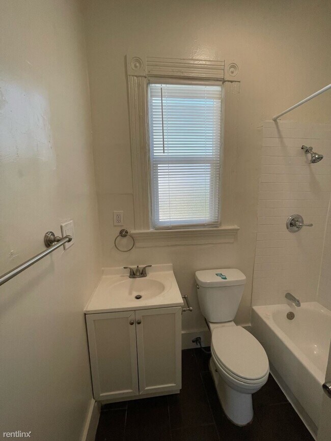 Building Photo - 723 27th St