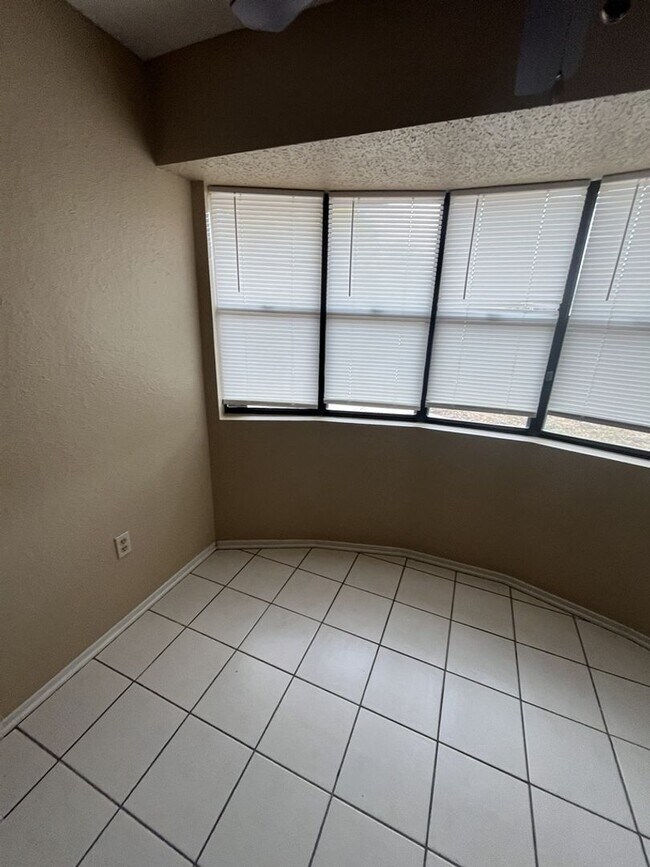 Building Photo - AVAILABLE MID JANUARY!