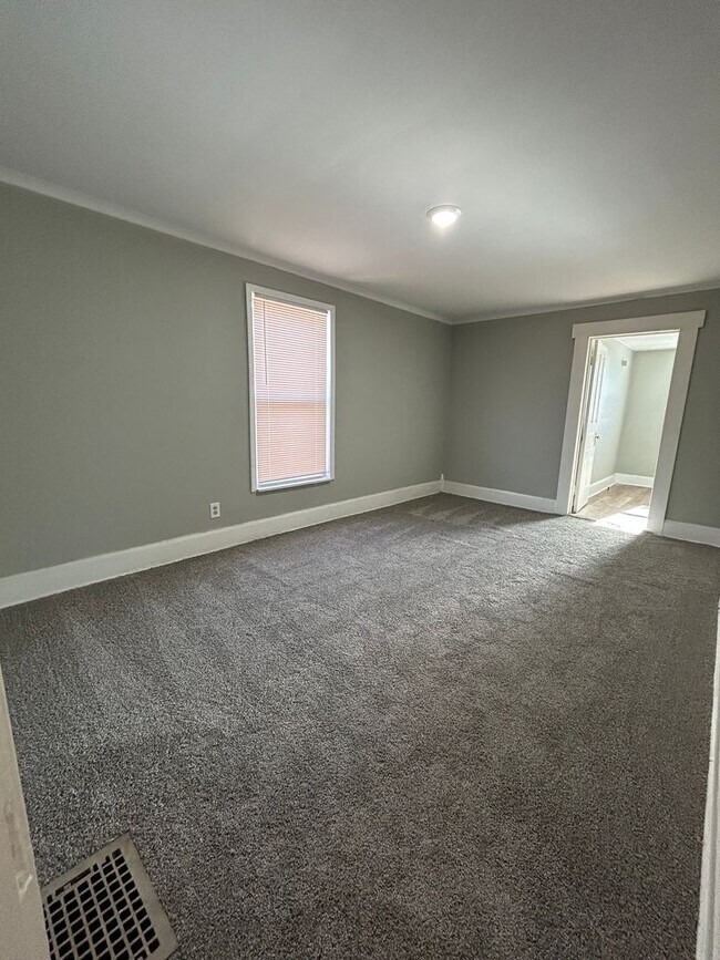 Building Photo - Spacious 1 Bedroom 1/2 Double with Basement & Extra Room