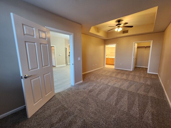 Building Photo - Great Park Ave Condo Unit!