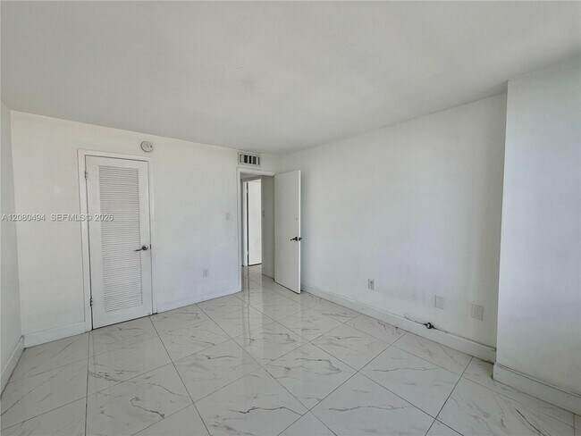 Building Photo - 18081 Biscayne Blvd
