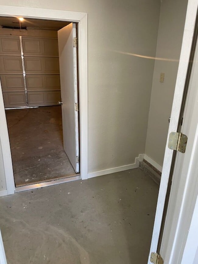 Building Photo - 1648 S Maple Ave