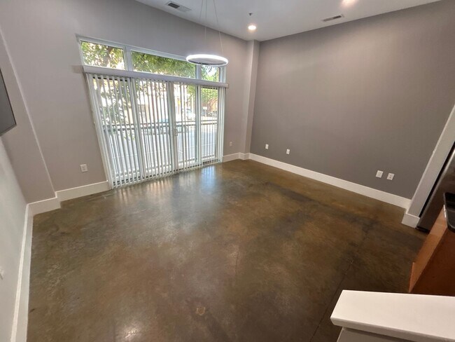 Building Photo - 1 Bed | 1.5 Bath Downtown Raleigh Condo - ...