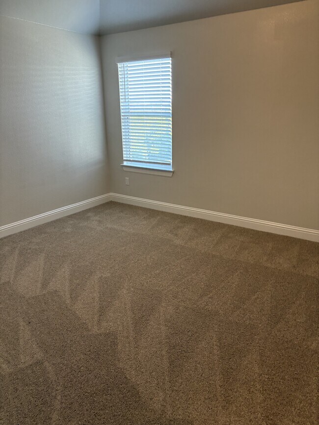 Building Photo - 105 Stone Cyn Dr