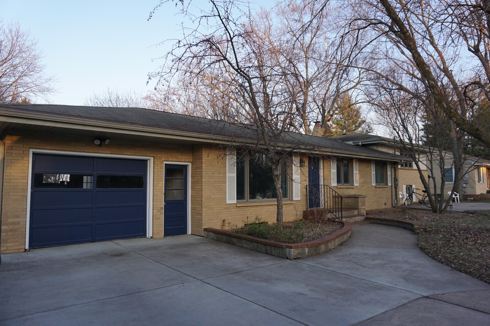 Front of the house and garage - 4060 Victoria St N