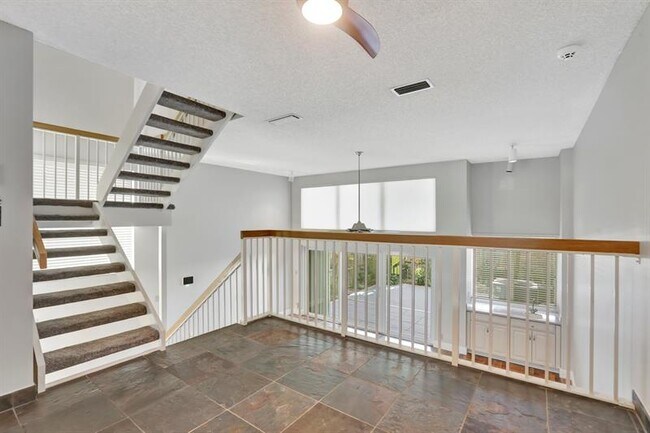 Building Photo - 884 SE 19th Ave