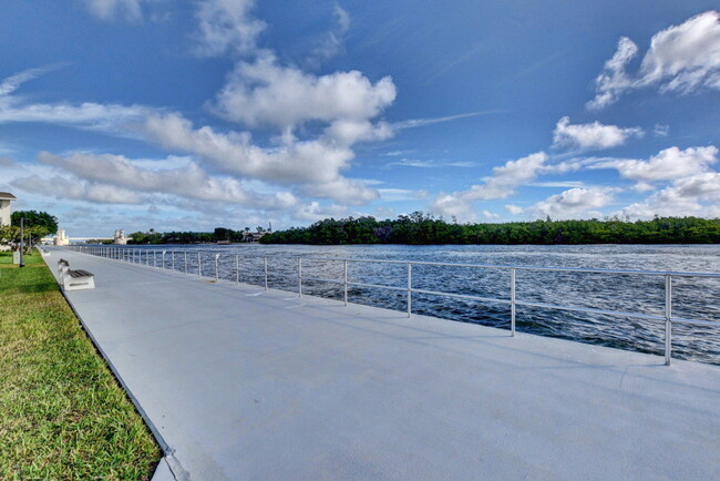 Building Photo - 850 Horizon W