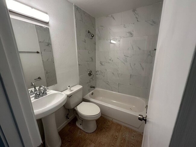 Building Photo - 1400 Nix St