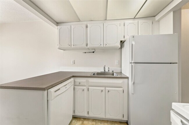 Building Photo - Spacious 1 bed/1bath, Parking included!