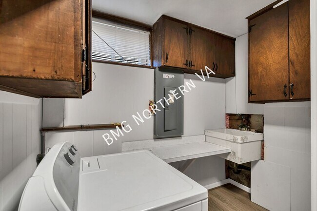 Building Photo - 5207 Gainsborough Dr